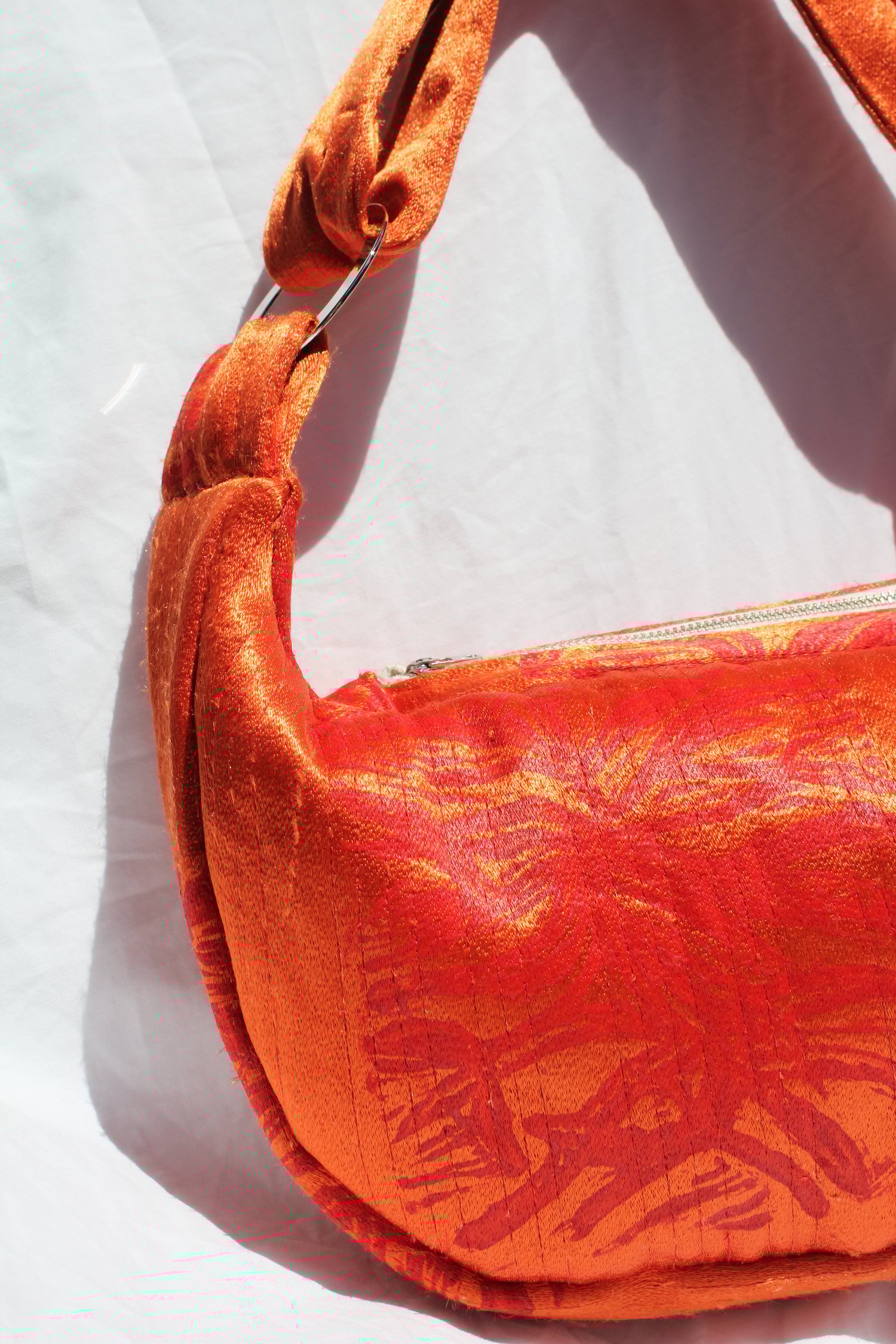 Image of 'vessel to hold your baggage' 004 - small orange with red lino