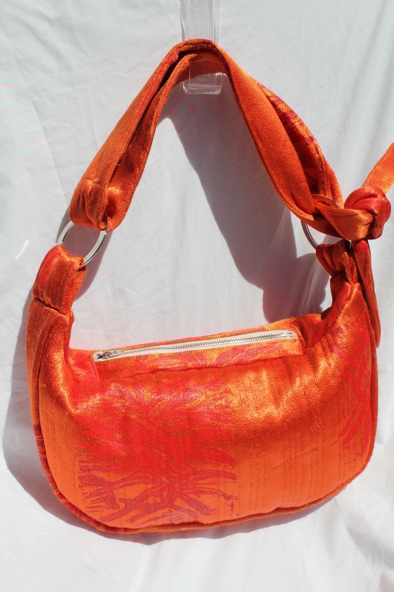 Image of 'vessel to hold your baggage' 004 - small orange with red lino