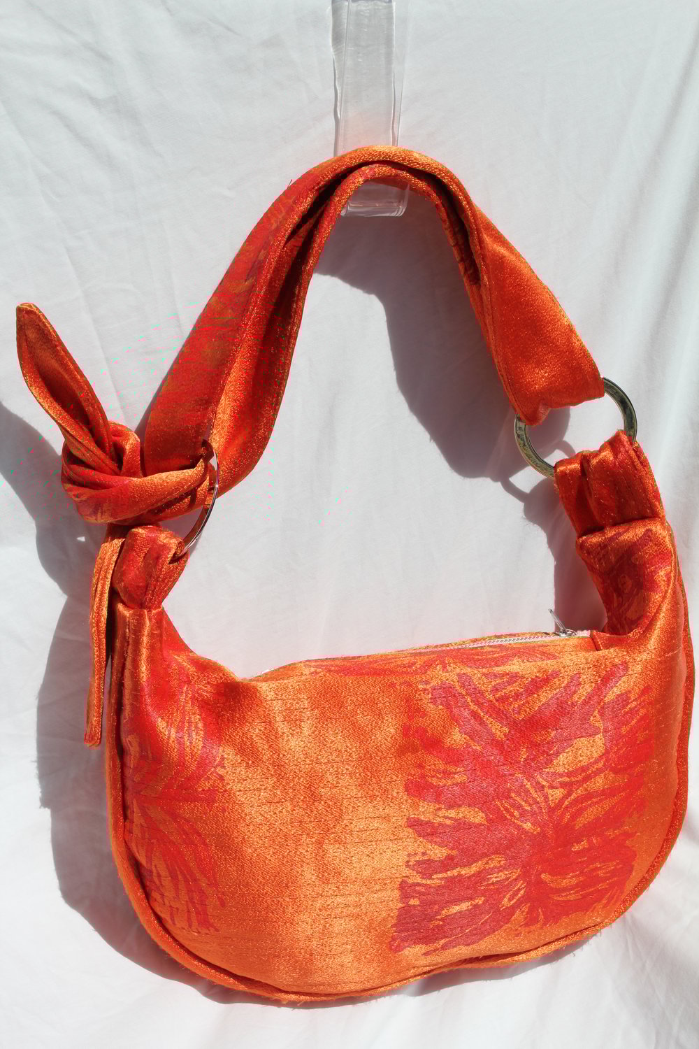 Image of 'vessel to hold your baggage' 004 - small orange with red lino