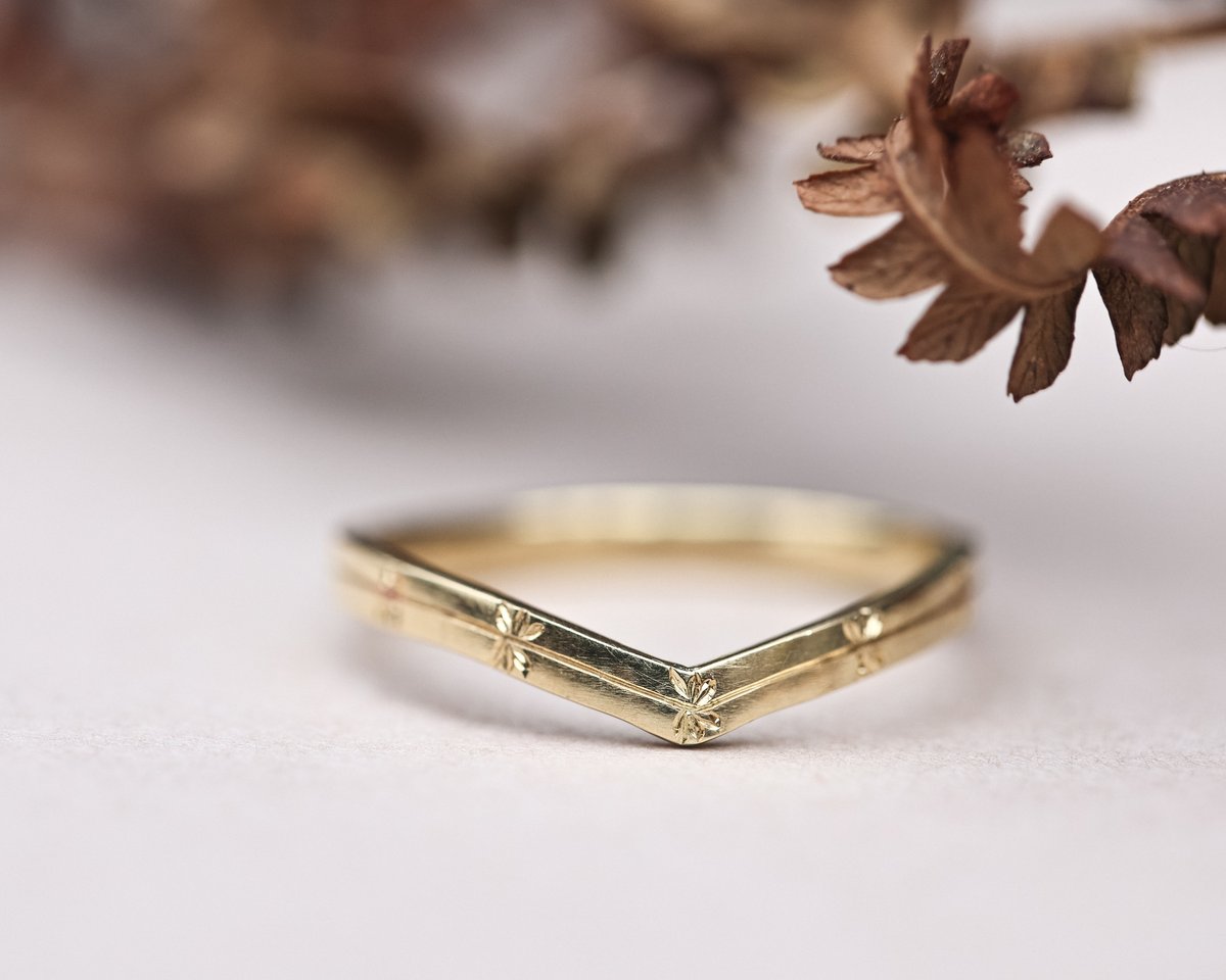 Image of 18ct yellow Gold, 2mm, Cleavers Engraved, Wishbone Ring