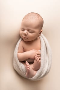 Image 2 of Mini newborn shoot gift voucher 