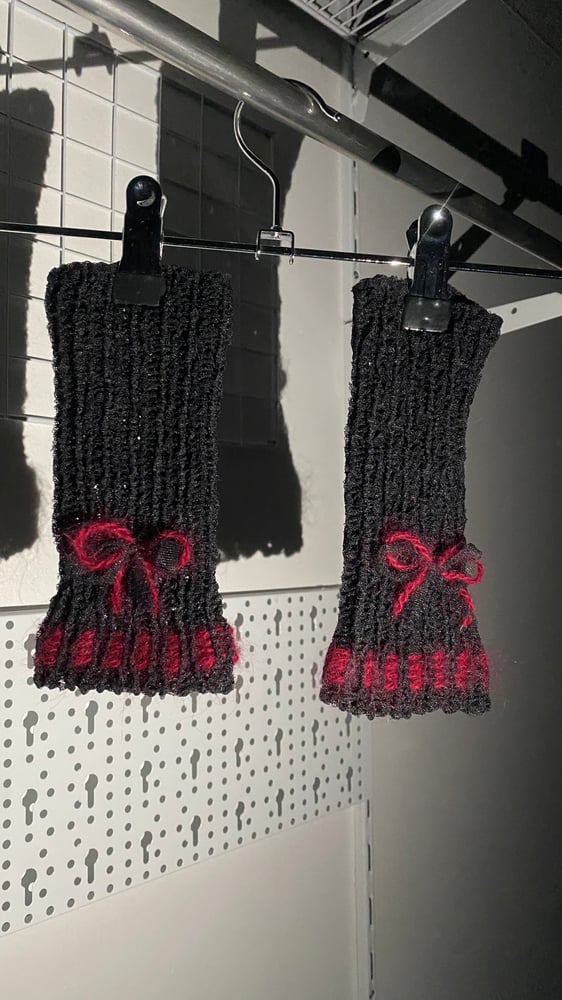 Image of Weaved mesh mittens