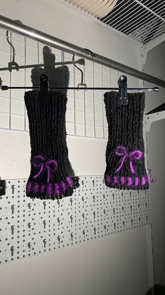 Image of Weaved mesh mittens