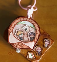 Image 4 of Cloud and Tifa Family Picnic ／Eating Kuah-pau acrylickeychain