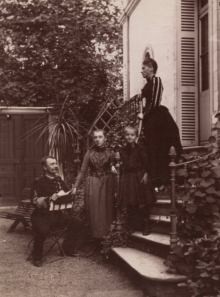 Image of Anonyme: family portrait in the garden, France ca. 1880