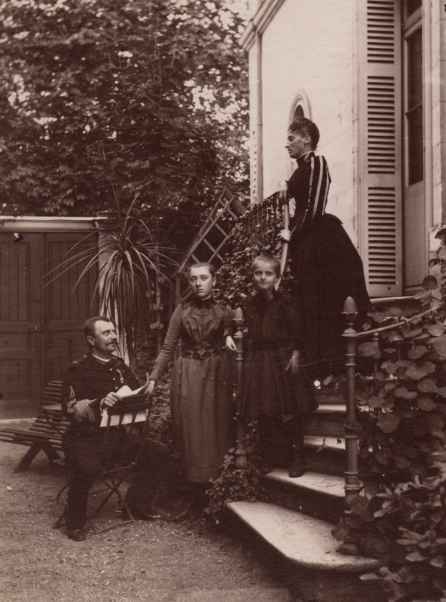 Image of Anonyme: family portrait in the garden, France ca. 1880
