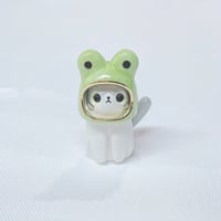 Image 2 of 2 in 1 frog hat and astronaut helmet cat ceramic figurine