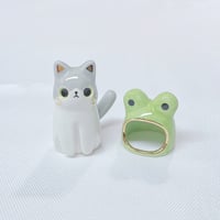 Image 4 of 2 in 1 frog hat and astronaut helmet cat ceramic figurine