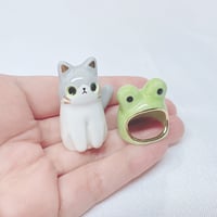 Image 6 of 2 in 1 frog hat and astronaut helmet cat ceramic figurine