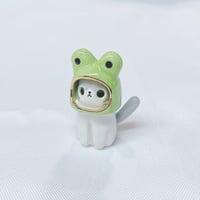 Image 3 of 2 in 1 frog hat and astronaut helmet cat ceramic figurine