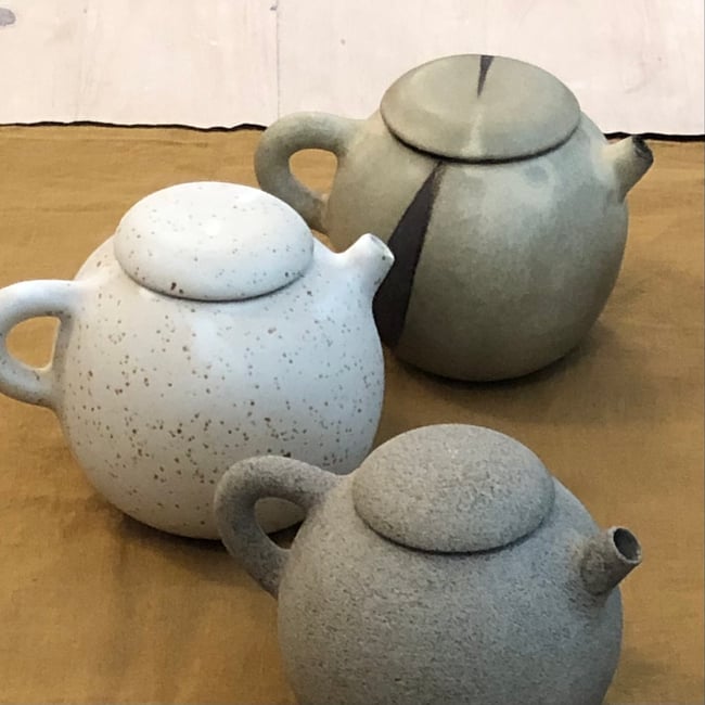 Théière grès noir émail sable