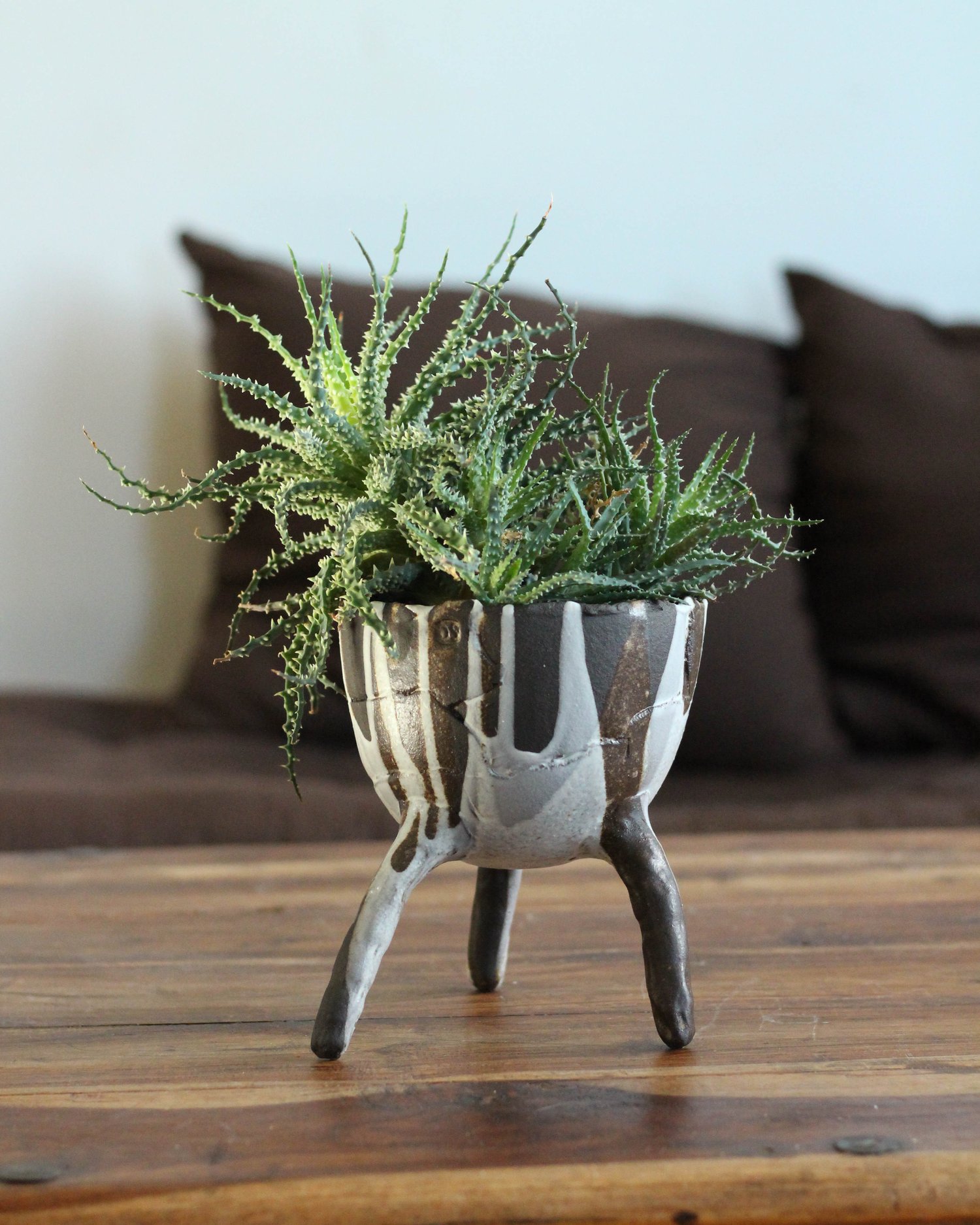 Image of Tripod Plant pot