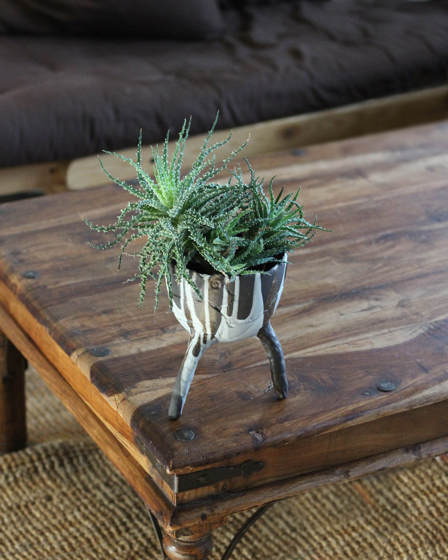 Image of Tripod Plant pot