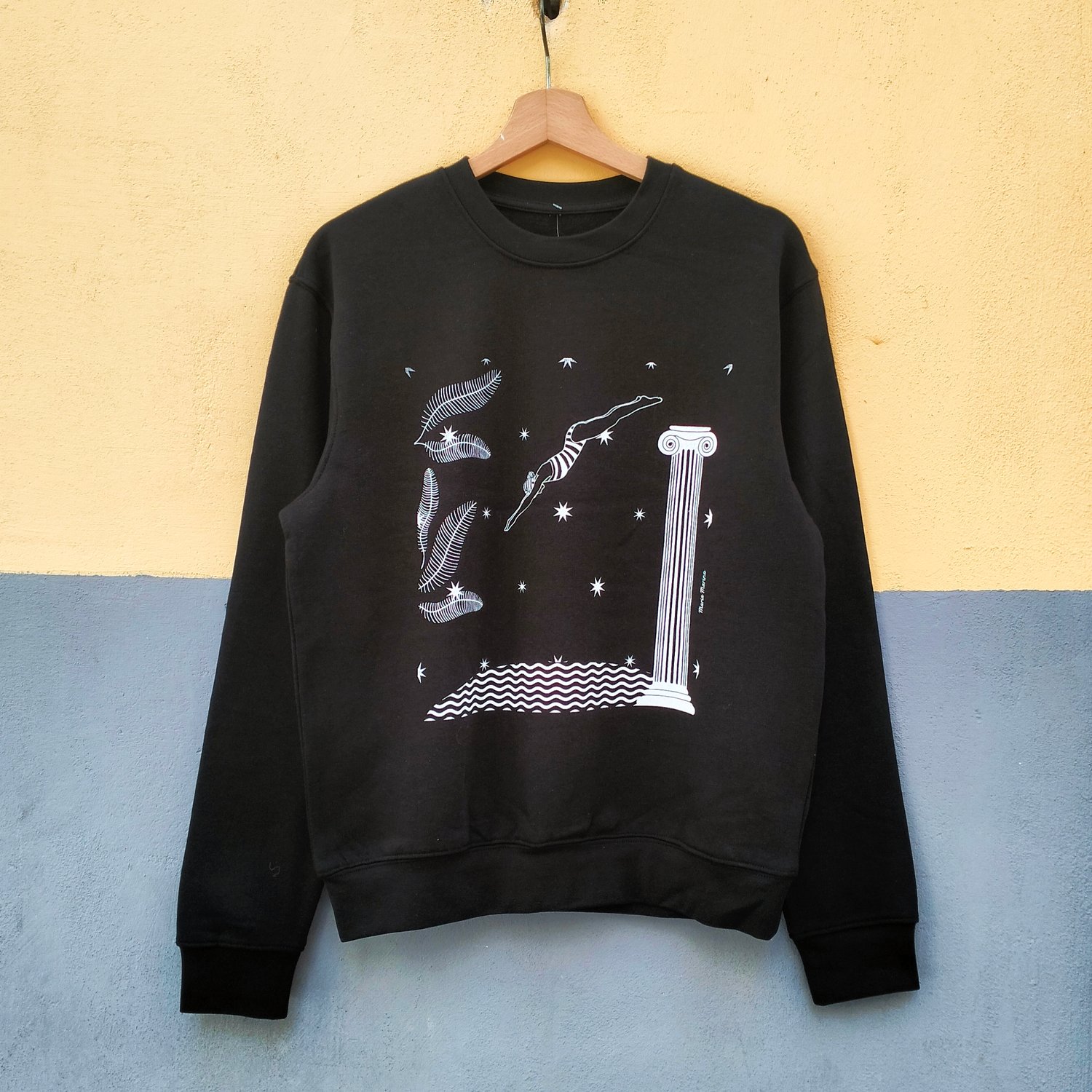 Felpa nera tuffatrice