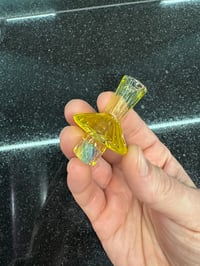 Image of Yellow scalloped carb cap