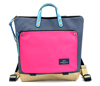 Mochila Daniel Chong cuadrada. Bolsillo rosa