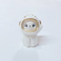 Image 1 of White cat with astronaut helmet ceramic figurine (helmet cover version)