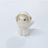 Image 2 of White cat with astronaut helmet ceramic figurine (helmet cover version)