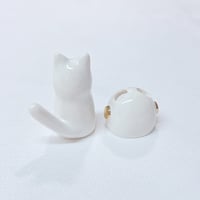 Image 4 of White cat with astronaut helmet ceramic figurine (helmet cover version)