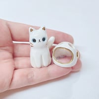 Image 5 of White cat with astronaut helmet ceramic figurine (helmet cover version)