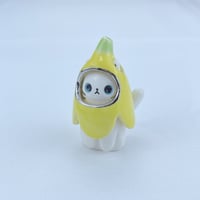 Image 2 of Banana white cat ceramic figurine (white gold version)