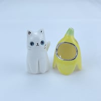 Image 3 of Banana white cat ceramic figurine (white gold version)