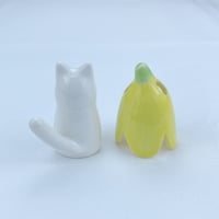 Image 5 of Banana white cat ceramic figurine (white gold version)