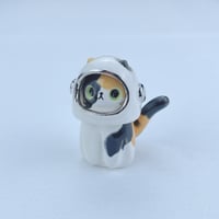 Image 2 of Calico cat with astronaut helmet ceramic figurine (white gold version)