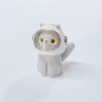 Image 2 of Gray cat with astronaut helmet ceramic figurine (helmet cover and white gold version)