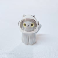 Image 1 of Gray cat with astronaut helmet ceramic figurine (helmet cover and white gold version)