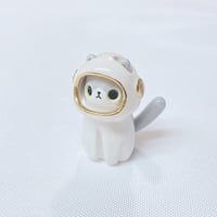 Image 9 of 2 in 1 frog hat and astronaut helmet cat ceramic figurine