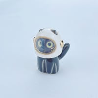 Image 2 of Black cat with astronaut helmet ceramic figurine (helmet cover version)