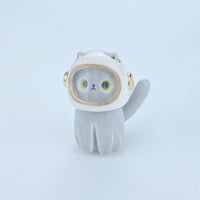 Image 2 of Gray kitty with astronaut helmet ceramic figurine (helmet cover version)