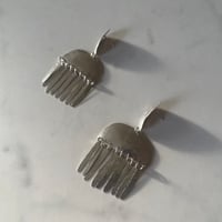 Image 2 of une earring 