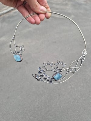 Blue flowers open necklace 