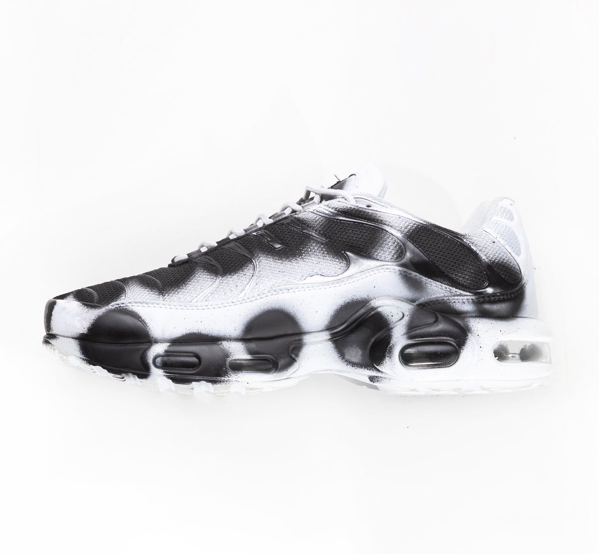 Image of NO EYES PLUS SNEAKERS