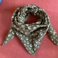 Image 1 of Foulard Léopard kaki !