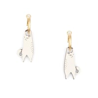 Image 2 of Pendientes de aro hanging cats de Materia Rica