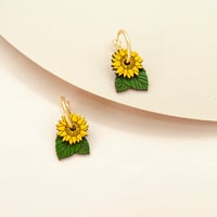 Image 1 of Pendientes Sunflowers de Materia Rica