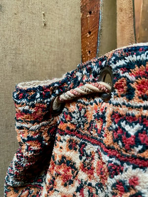 Image of carpet bag - no .08