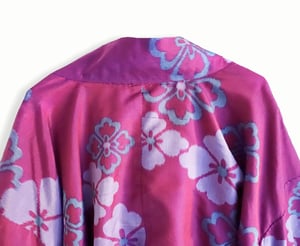 Image of Kort kimono dame af pinklilla silke m. sakurablomster - vendbar