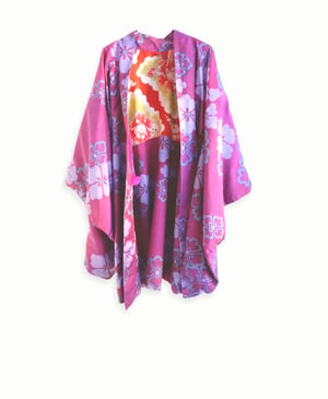 Image of Kort kimono dame af pinklilla silke m. sakurablomster - vendbar