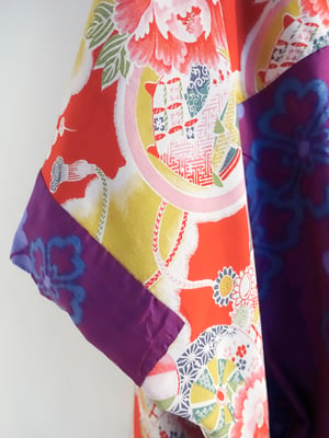 Image of Kort kimono dame af 2 mønstret silke m. blomster og bånd - vendbar