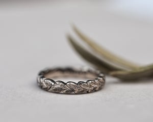 Image of 18ct White Gold, 4mm Laurel Leaf carved ring.