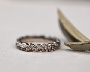 Image of 18ct White Gold, 4mm Laurel Leaf carved ring.