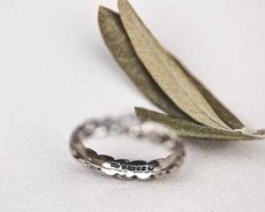 Image of 18ct White Gold, 4mm Laurel Leaf carved ring.