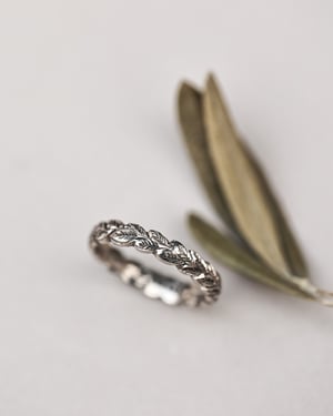 Image of 18ct White Gold, 4mm Laurel Leaf carved ring.