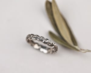 Image of 18ct White Gold, 4mm Laurel Leaf carved ring.