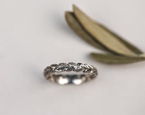 Image of 18ct White Gold, 4mm Laurel Leaf carved ring.