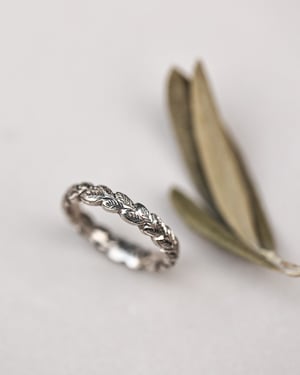 Image of 18ct White Gold, 4mm Laurel Leaf carved ring.